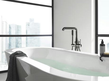 Podlahová vanová baterie Grohe Essence New se sprchovým setem v povrchové úpravě Hard Graphite.