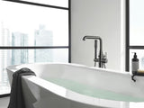 Podlahová vanová baterie Grohe Essence New s ruční sprchou v povrchové úpravě brushed hard graphite.