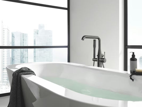 Podlahová vanová baterie Grohe Essence New s ruční sprchou v povrchové úpravě brushed hard graphite.