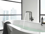 Podlahová vanová baterie Grohe Essence New s ruční sprchou v povrchové úpravě brushed hard graphite.