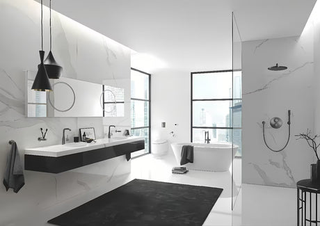 Podlahová vanová baterie Grohe Essence New s ruční sprchou v povrchové úpravě brushed hard graphite.