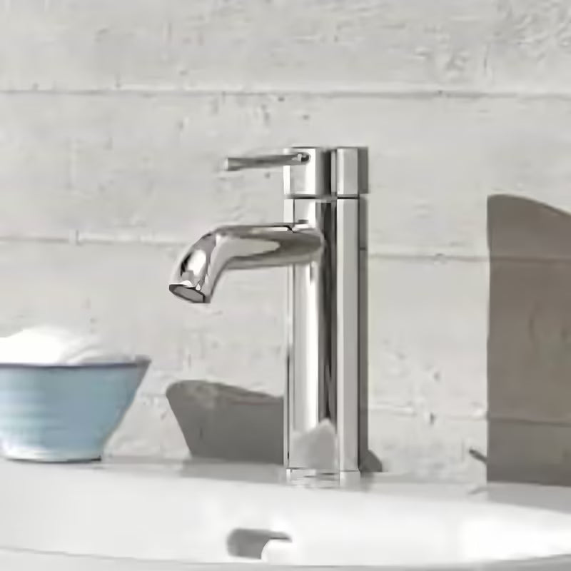 Chromová páková umyvadlová baterie Grohe Essence New s odtokovou soupravou a zahnutou výpustí.