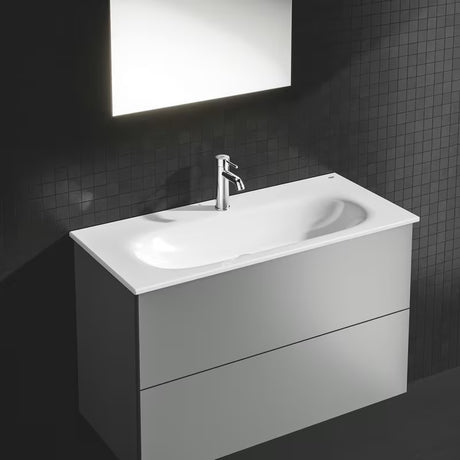 Chromová páková umyvadlová baterie Grohe Essence New s odtokovou soupravou a zahnutou výpustí.