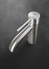 Umyvadlová páková baterie Grohe Essence New s vysokou výpustí a povrchem supersteel.