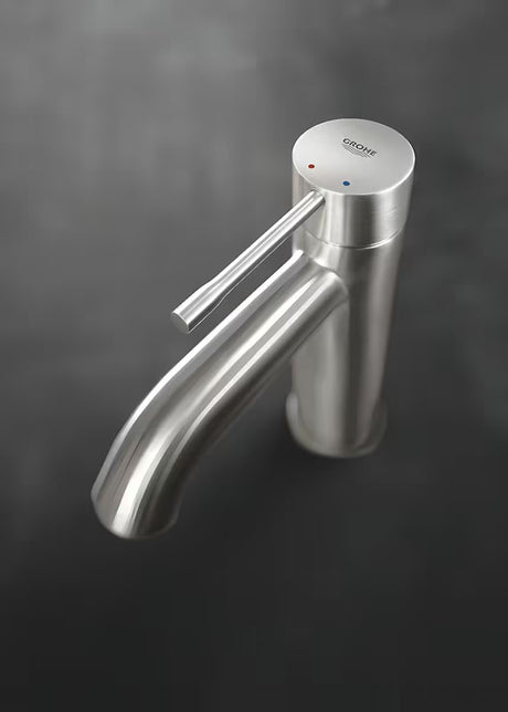Umyvadlová páková baterie Grohe Essence New s vysokou výpustí a povrchem supersteel.