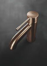 Umyvadlová páková baterie Grohe Essence New s vysokou výpustí v povrchové úpravě Brushed Warm Sunset.