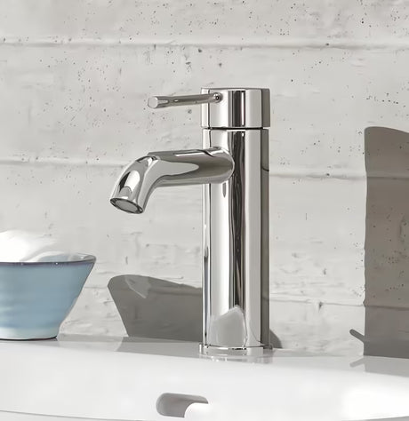Chromová páková umyvadlová baterie Grohe Essence New s odtokovou soupravou a úspornými technologiemi.