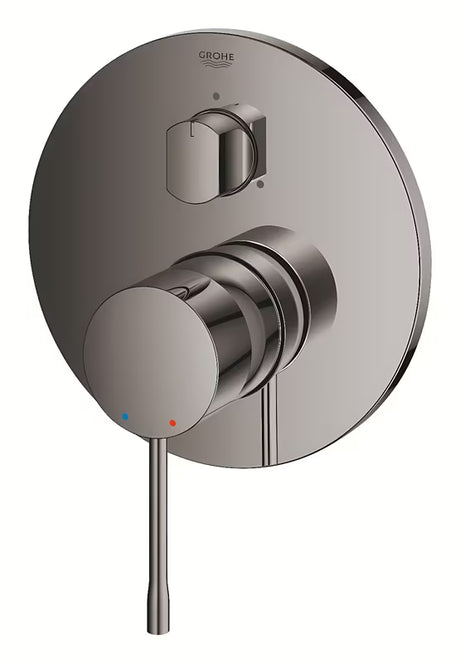 Podomítková páková sprchová/vanová baterie Grohe Essence New v provedení Hard Graphite s 3směrným přepínačem.