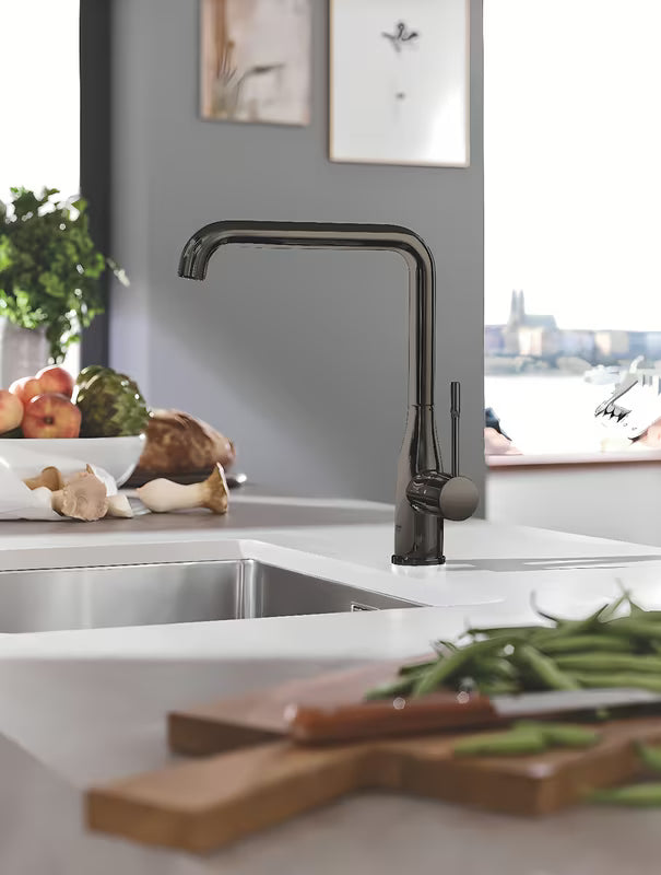 Dřezová páková baterie Grohe Essence New s vysokou otočnou výpustí v provedení Hard Graphite.