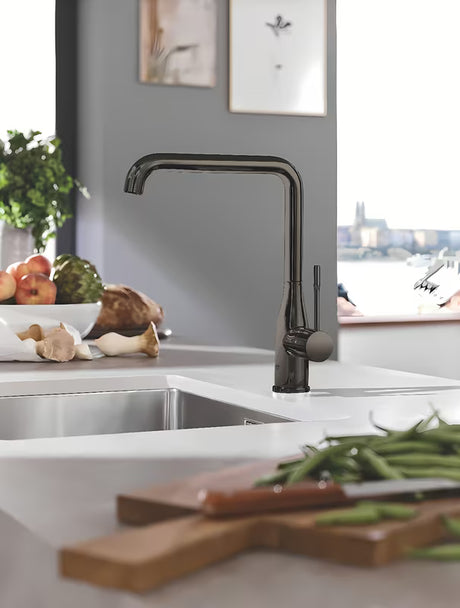 Dřezová páková baterie Grohe Essence New s vysokou otočnou výpustí v provedení Hard Graphite.