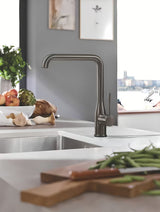 Grohe Essence New dřezová páková baterie s vysokou otočnou výpustí v barvě brushed hard graphite