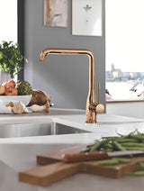 Dřezová páková baterie Grohe Essence New s vysokou otočnou výpustí v provedení warm sunset