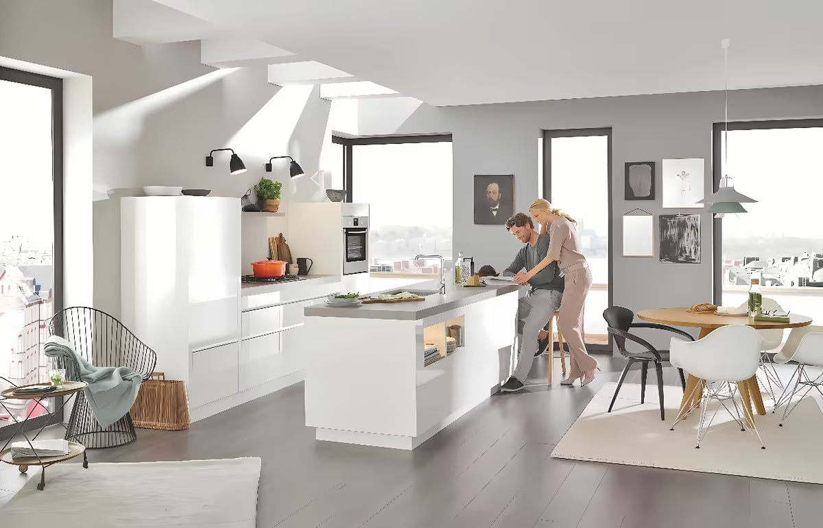 Dřezová kuchyňská baterie Grohe Essence New s vysokou otočnou výpustí v provedení supersteel.