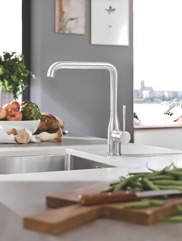 Dřezová kuchyňská baterie Grohe Essence New s vysokou otočnou výpustí v provedení supersteel.
