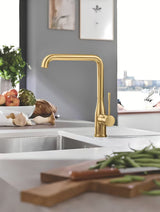 Grohe Essence New dřezová baterie s vysokou otočnou výpustí v povrchové úpravě Brushed Cool Sunrise.
