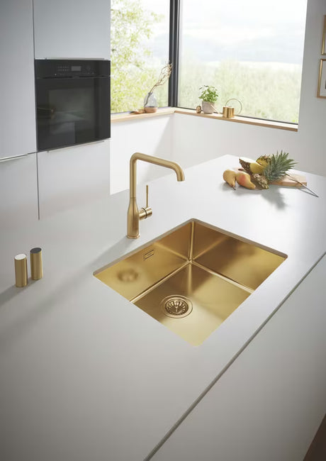 Grohe Essence New dřezová baterie s vysokou otočnou výpustí v povrchové úpravě Brushed Cool Sunrise.