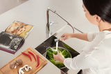 Chromová dřezová baterie Grohe Essence New s vysokou otočnou výpustí a vytahovací sprškou