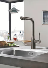 Dřezová baterie Grohe Essence New brushed hard graphite s vysokou výpustí a vytahovací sprškou