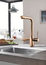 Dřezová baterie Grohe Essence New s vysokou otočnou výpustí a vytahovací sprškou v barvě warm sunset.