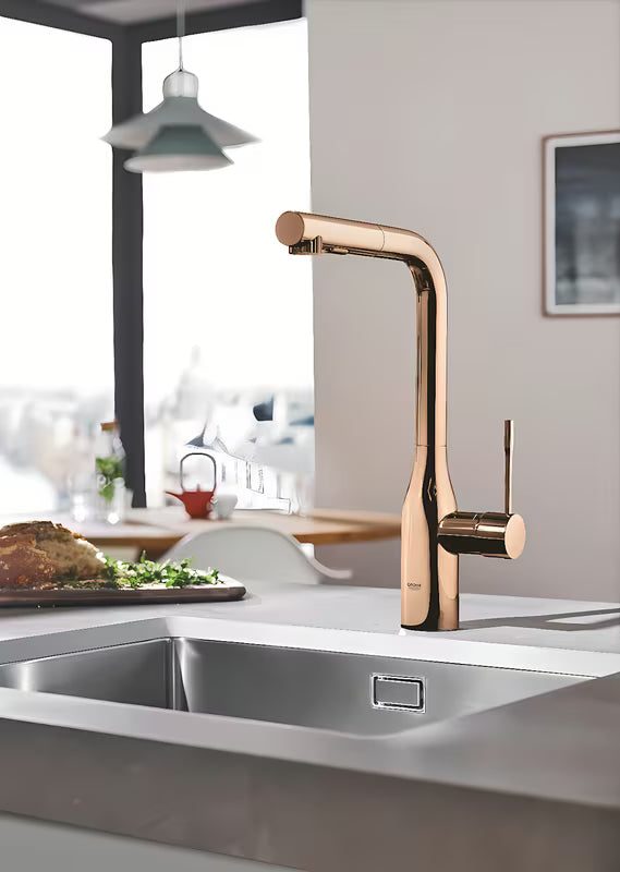 Dřezová baterie Grohe Essence New s vysokou otočnou výpustí a vytahovací sprškou v barvě warm sunset.