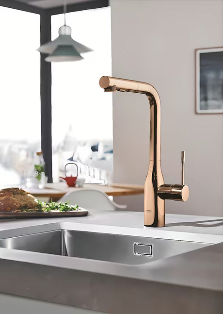 Dřezová baterie Grohe Essence New s vysokou otočnou výpustí a vytahovací sprškou v barvě warm sunset.