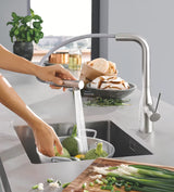 Grohe Essence New dřezová baterie s vysokou otočnou výpustí a vytahovací sprškou v povrchu supersteel.