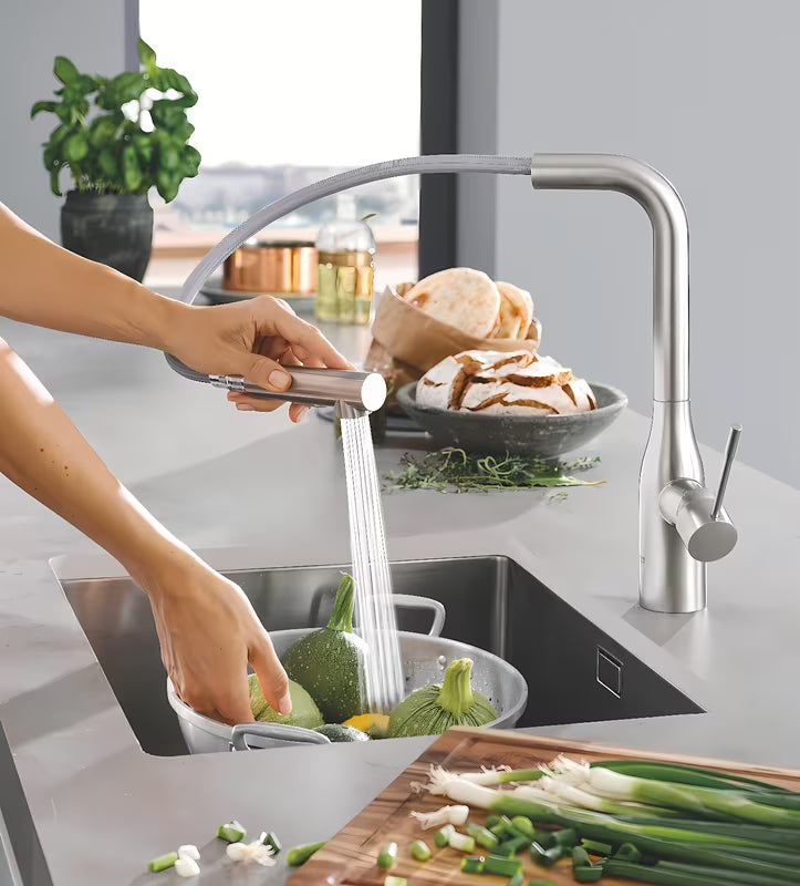 Grohe Essence New dřezová baterie s vysokou otočnou výpustí a vytahovací sprškou v povrchu supersteel.