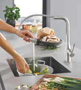 Grohe Essence New dřezová baterie s vysokou otočnou výpustí a vytahovací sprškou v povrchu supersteel.