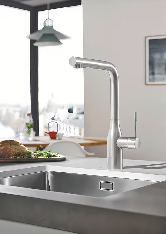 Grohe Essence New dřezová baterie s vysokou otočnou výpustí a vytahovací sprškou v povrchu supersteel.