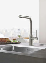 Grohe Essence New dřezová baterie s vysokou otočnou výpustí a vytahovací sprškou v povrchu supersteel.