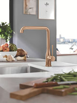 Dřezová baterie Grohe Essence New s vysokou otočnou výpustí a vytahovací sprškou v provedení brushed warm sunset.