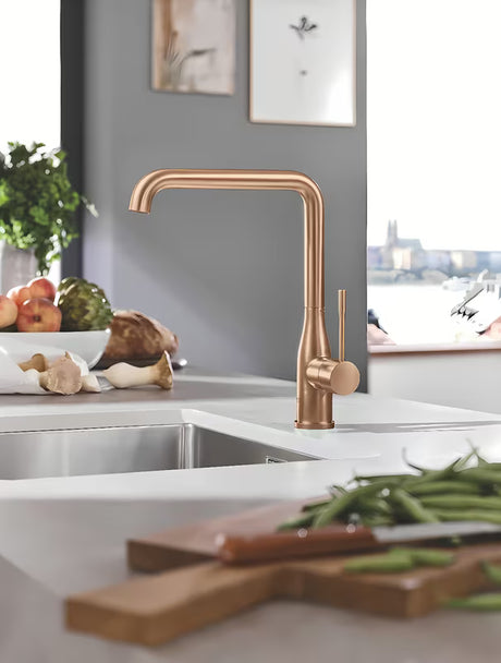 Dřezová baterie Grohe Essence New s vysokou otočnou výpustí a vytahovací sprškou v provedení brushed warm sunset.