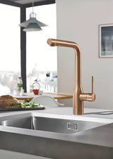 Dřezová baterie Grohe Essence New s vysokou otočnou výpustí a vytahovací sprškou v provedení brushed warm sunset.
