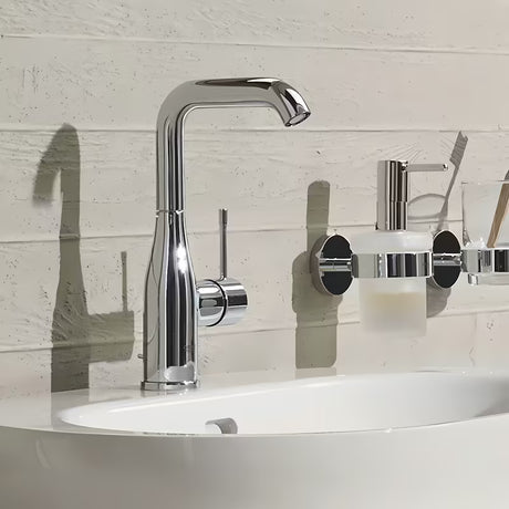 Grohe Essence New vysoká umyvadlová baterie v chromu s otočným ramínkem a výpustí