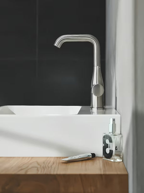 Vysoká páková umyvadlová baterie Grohe Essence New v provedení supersteel s otočnou výpustí