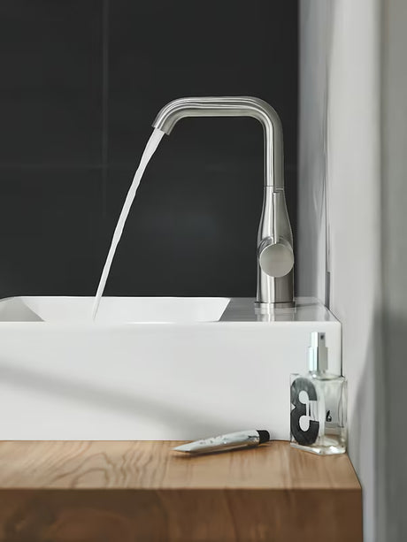 Vysoká páková umyvadlová baterie Grohe Essence New v provedení supersteel s otočnou výpustí