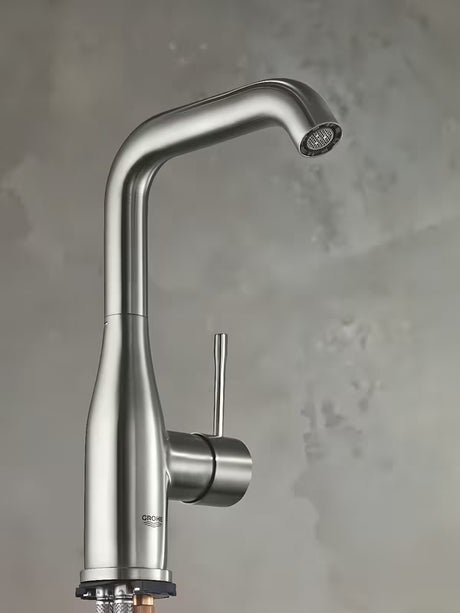 Vysoká páková umyvadlová baterie Grohe Essence New v provedení supersteel s otočnou výpustí