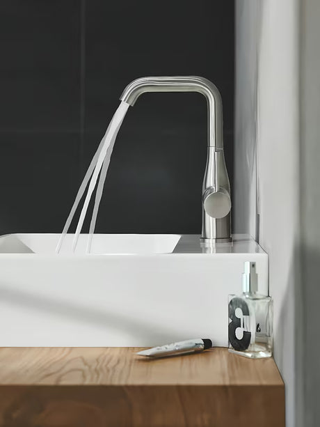 Vysoká páková umyvadlová baterie Grohe Essence New v provedení supersteel s otočnou výpustí