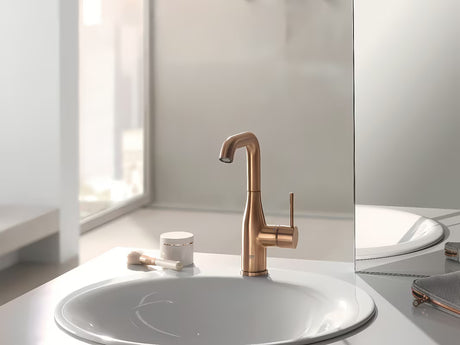 Vysoká páková umyvadlová baterie Grohe Essence New v povrchové úpravě Brushed Warm Sunset s otočnou výpustí.
