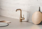 Vysoká páková umyvadlová baterie Grohe Essence New v povrchové úpravě Brushed Warm Sunset s otočnou výpustí.