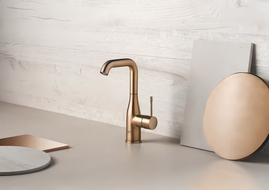 Vysoká páková umyvadlová baterie Grohe Essence New v povrchové úpravě Brushed Warm Sunset s otočnou výpustí.