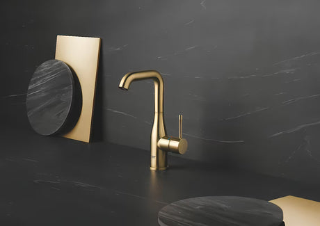 Grohe Essence New vysoká páková umyvadlová baterie v povrchové úpravě Brushed Cool Sunrise s otočnou výpustí