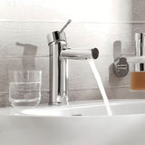 Chromová umyvadlová baterie Grohe Essence New s pákovým ovládáním a výpustí.