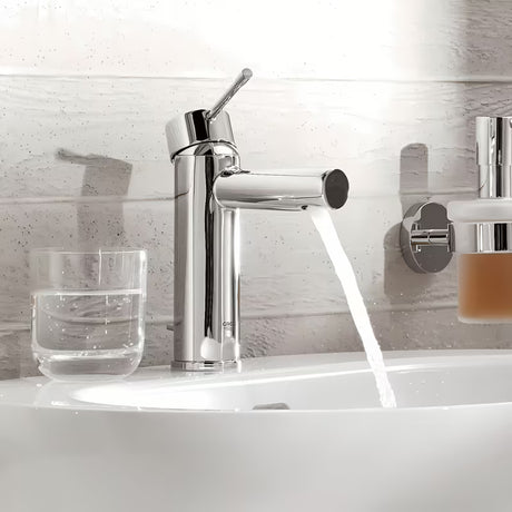 Chromová umyvadlová baterie Grohe Essence New s pákovým ovládáním a výpustí.