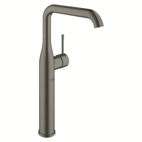 Vysoká umyvadlová baterie Grohe Essence New v povrchu brushed hard graphite s otočným ramínkem.