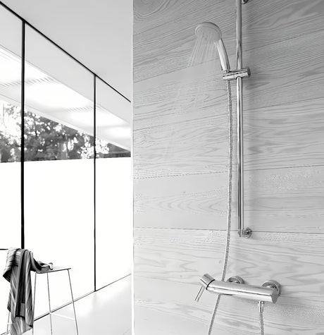 Nástěnná páková sprchová baterie Grohe Essence New v chromovém provedení