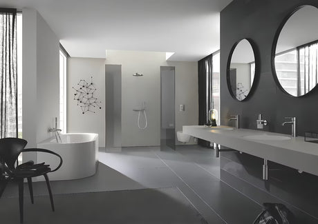 Nástěnná páková sprchová baterie Grohe Essence New v provedení supersteel s matným nerezovým vzhledem.