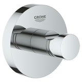Chromový háček na župan Grohe Essentials se skrytým upevněním na kruhové nástěnné destičce.
