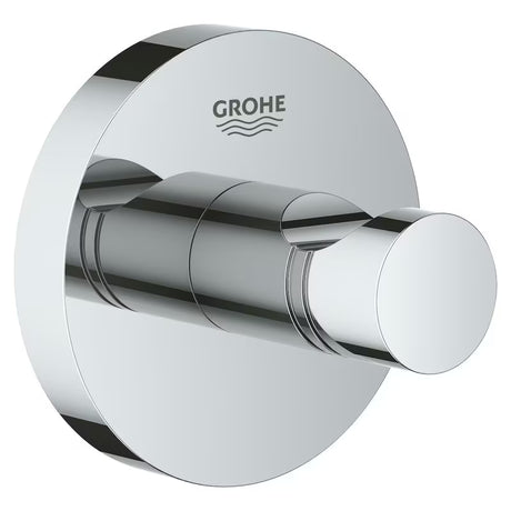 Chromový háček na župan Grohe Essentials se skrytým upevněním na kruhové nástěnné destičce.