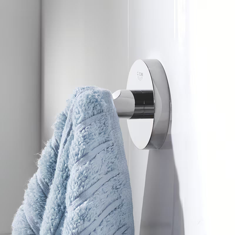 Chromový háček na župan Grohe Essentials se skrytým upevněním na kruhové nástěnné destičce.